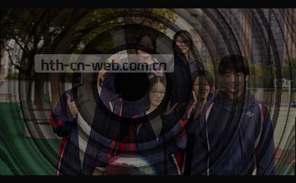 记分牌上主队3比2领先，球员正奋力拼抢。